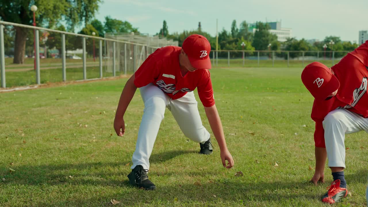Giocatori di baseball che fanno stretching sul campo