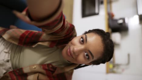 Afroamerikanisches-Mädchen,-Das-Lächelnd-Ein-Selfie-Macht-Und-Allein-Zu-Hause-In-Die-Kamera-Blickt
