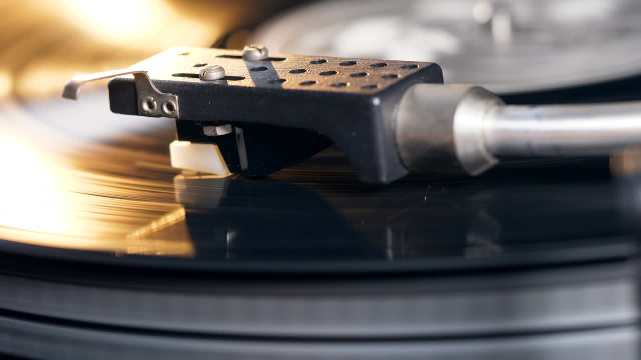 비닐 플레이어는 디스크와 함께 음악을 재생합니다.