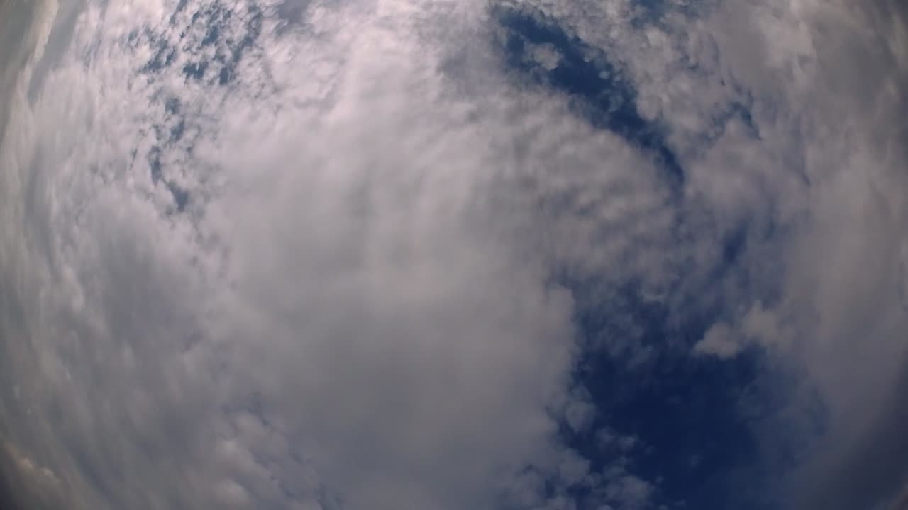 cielo azul y capa de nubes moviéndose en una hermosa tarde soleada
