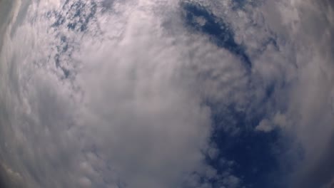 Blauer-Himmel-Und-Wolkenschicht,-Die-Sich-An-Einem-Schönen-Sonnigen-Nachmittag-Bewegen