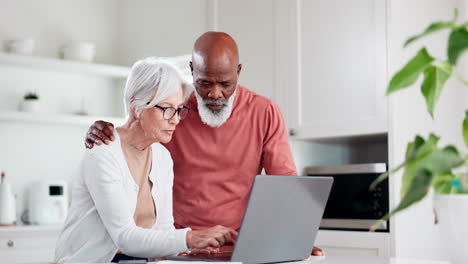pareja de mayores, computadora portátil y feliz para el hogar