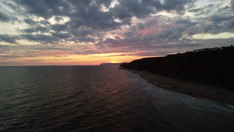 Luftaufnahmen-Von-4K-Drohnen-Vom-Tiefstart-Bis-Zum-Aufstieg-In-Richtung-Eines-Goldenen-Sonnenuntergangs-Vor-Der-Küste-Der-Isle-Of-Wight