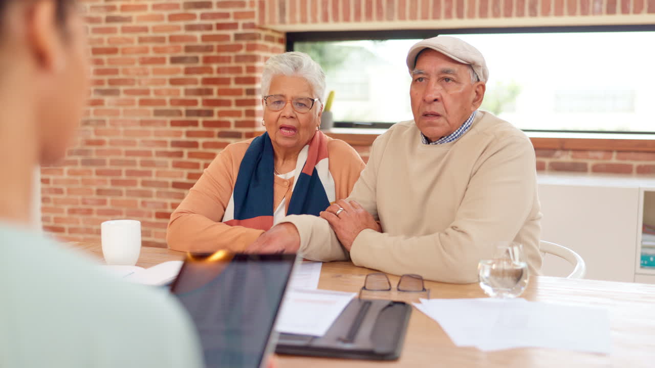 una pareja de ancianos se reúne con un asesor