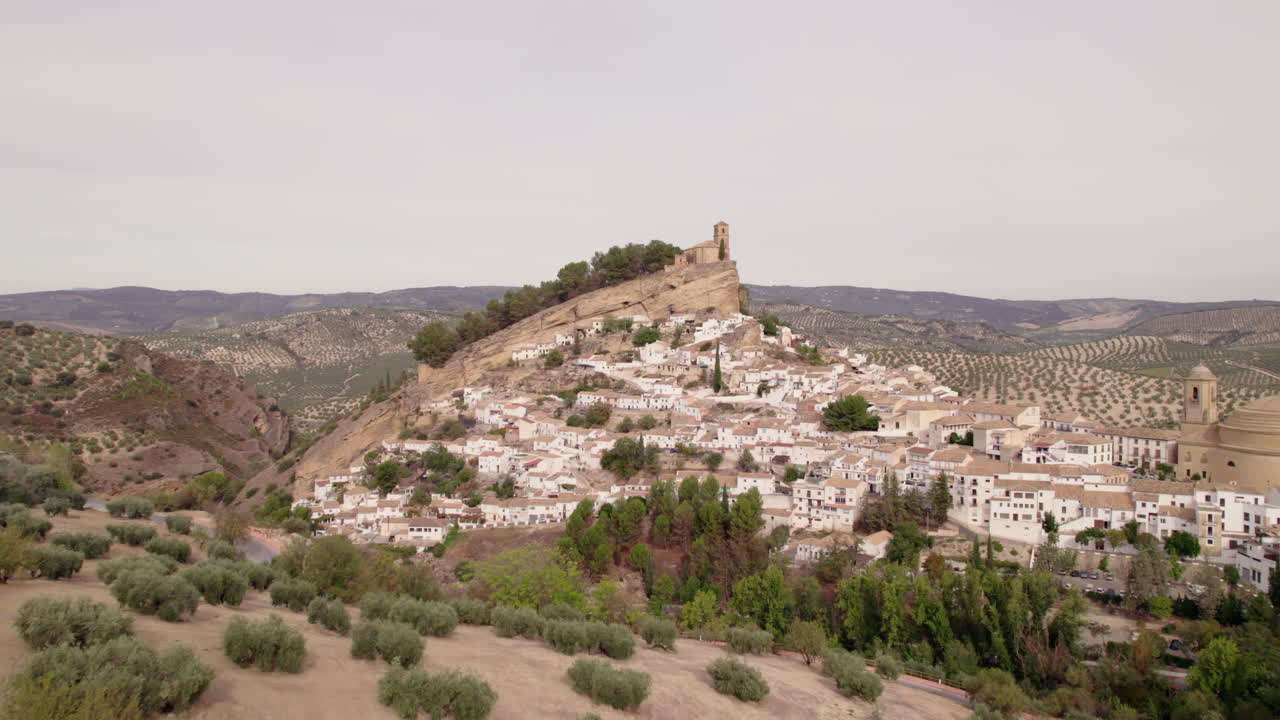 Volando verso una collina con una chiesa, Montefrío, Spagna