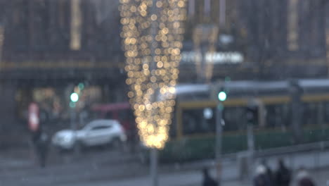 cámara lenta fuera de foco muestra el centro de helsinki durante la época de navidad