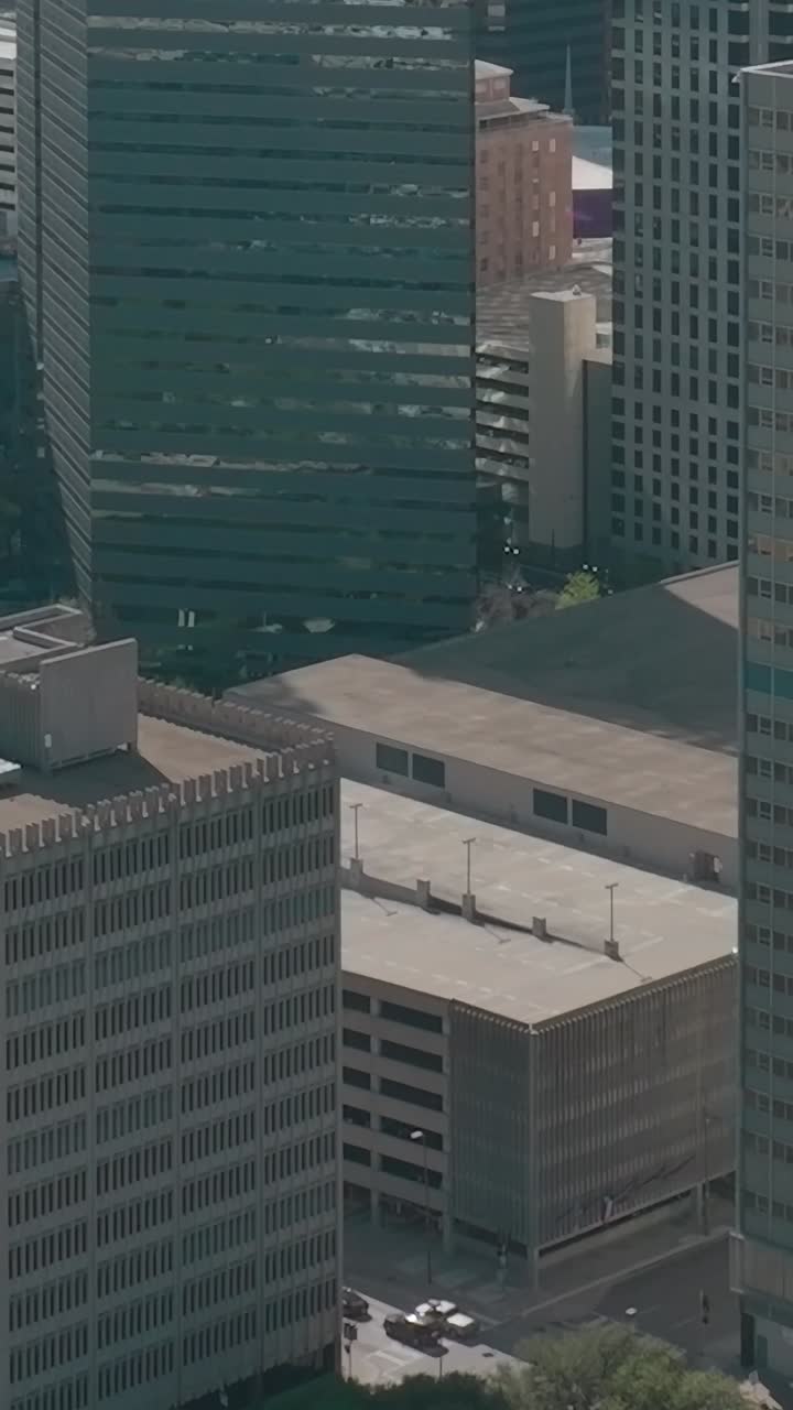 Vista do centro de Dallas, no Texas, com edifícios e área de parque