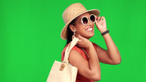 mujer con accesorios de moda de verano