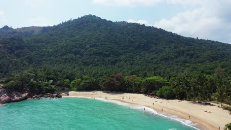 Exotische-Bäume,-Sandstrand-Und-Türkisfarbenes-Meerwasser-An-Der-Küste-Von-Koh-Phangan,-Thailand