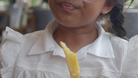 niño comiendo papas fritas