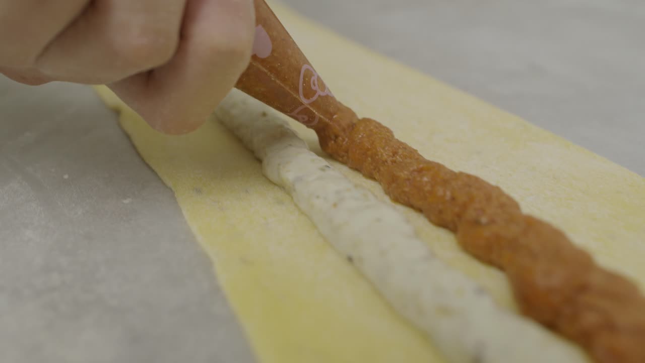 라자냐 반죽에 미트 소스를 겹겹이