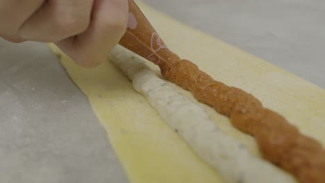 colocar capas de salsa de carne sobre la masa de lasaña