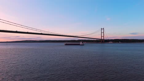 Puente-Humber-Resplandeciente-En-El-Crepúsculo,-Con-Automóviles-Que-Componen-Un-Sendero-Luminoso-Y-Pintoresco