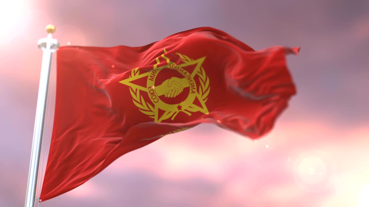 ワルシャワ条約国旗は日没時に風に振り回される