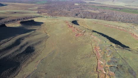vista aérea de un acantilado en un valle verde