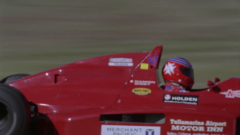 un auto de fórmula conduce en una pista de circuito