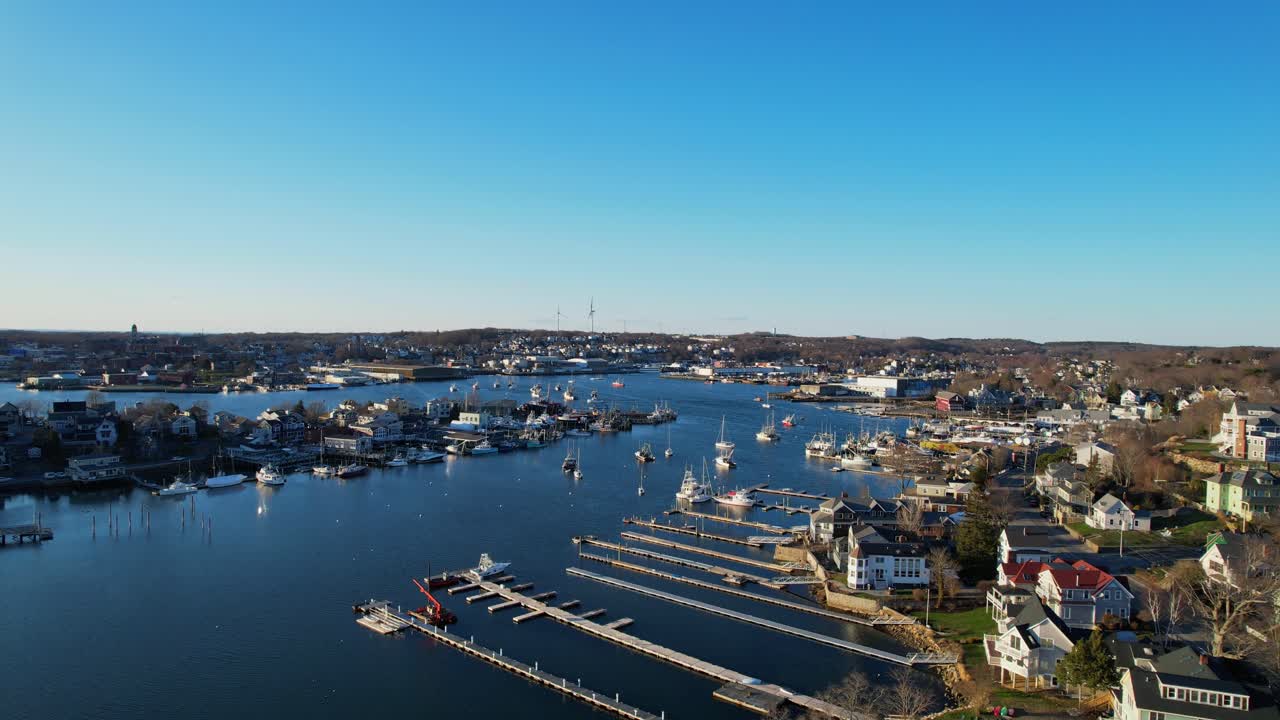 Incredibile sorvolo con drone del porto costiero di Smith Cove e dell'area residenziale lungo la costa, Gloucester, Massachusetts, USA.