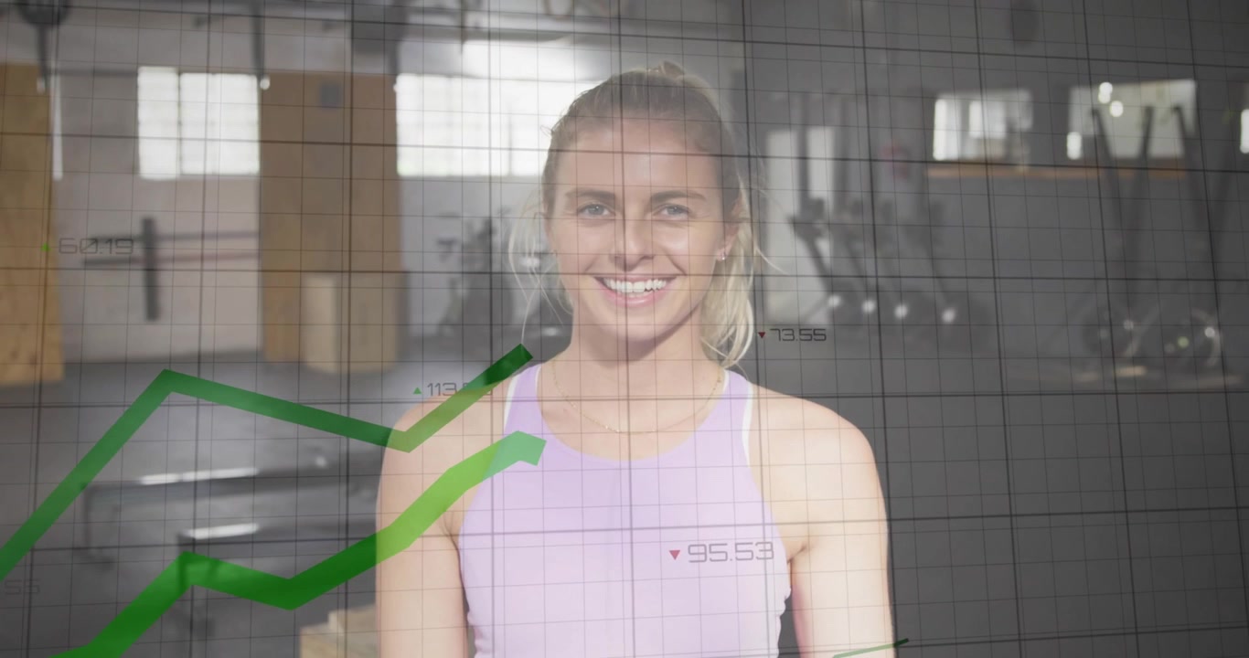 Mujer posando en el gimnasio con superposición ascendente, gráfico verde cruzando el torso y la cara rastreando métricas.