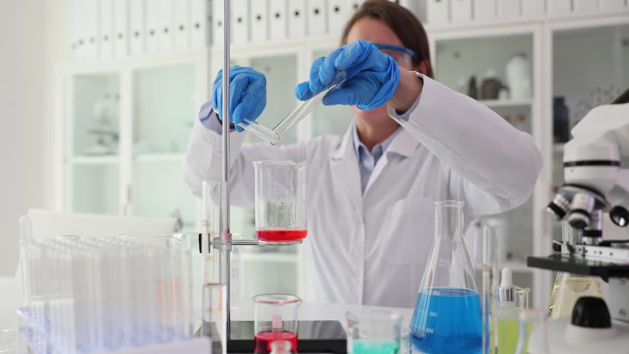 científico que lleva a cabo un experimento en laboratorio