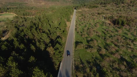 Un-Coche-Deportivo-Conduciendo-Por-Una-Carretera