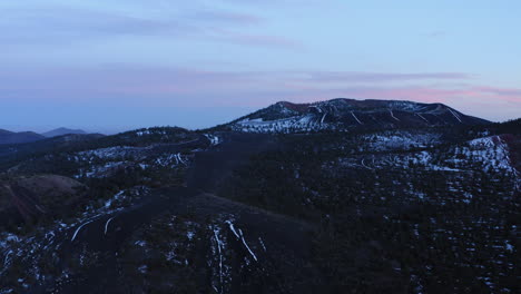 Antena-Vespertina-Sobre-El-Monumento-Nacional-Del-Cráter-De-La-Puesta-Del-Sol-Mientras-El-Atardecer-Se-Pone-En-El-Paisaje-áspero