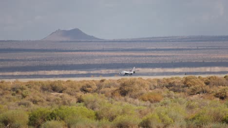 Avión-De-Combate-Volando-Por-El-Desierto