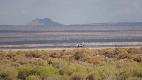 avión de combate volando por el desierto
