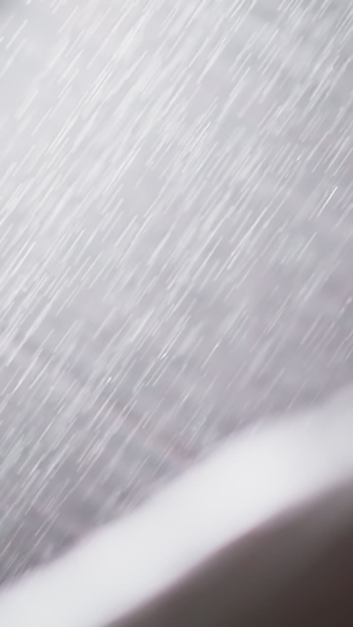la ducha gotea hacia abajo y la vista borrosa de la mujer en el baño de primer plano. los chorros de pulverización refrescantes corren hacia abajo mientras la dama descansa en el baño. rutina de higiene