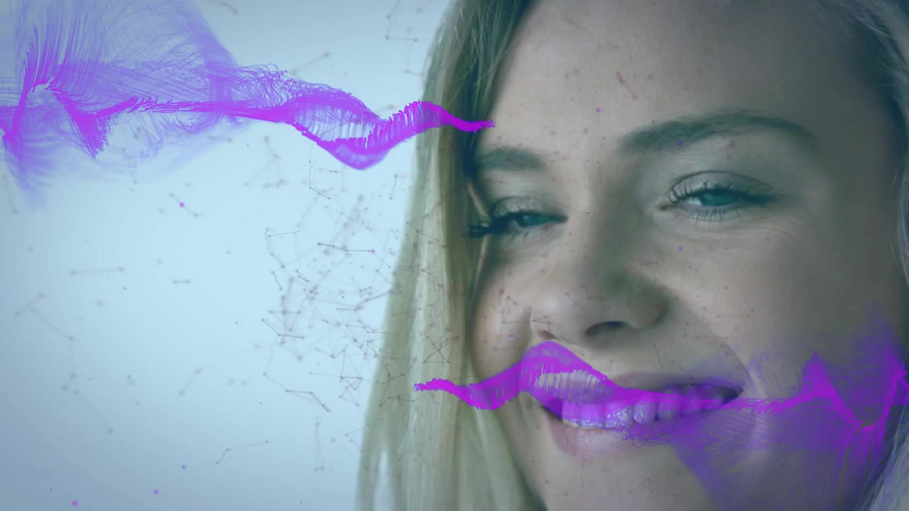 Donna che sorride in studio mentre appare una forma d'onda viola, che attraversa il viso, visualizzando l'audio