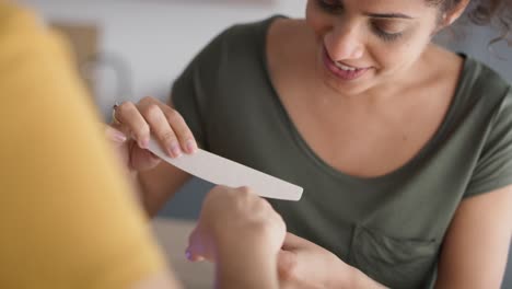 Vídeo-De-Seguimiento-De-Una-Mujer-Feliz-Haciendo-Manicura.