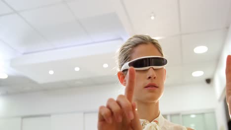 Frau-Mit-3D-Videobrille-In-Optischer-Klinik