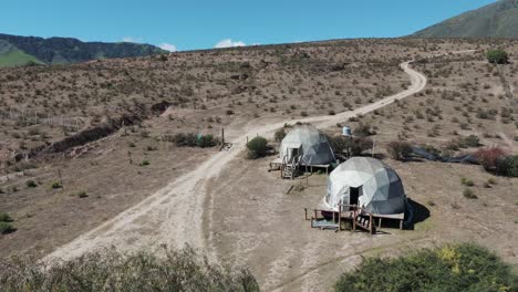 Luftaufnahme-Von-Zwei-Glamping-Kuppeln-Im-Touristengebiet-Von-Tafí-Del-Valle