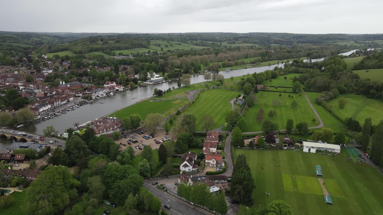 río támesis en henley remenham ribera reino unido imágenes de drones 4k