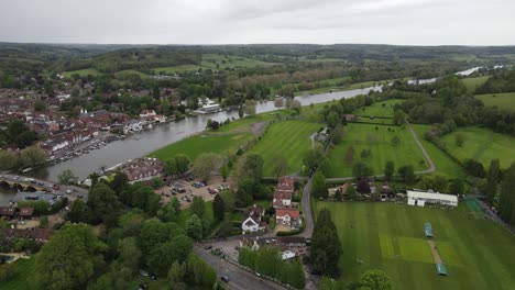 Río-Támesis-En-Henley-Remenham-Ribera-Reino-Unido-Imágenes-De-Drones-4k