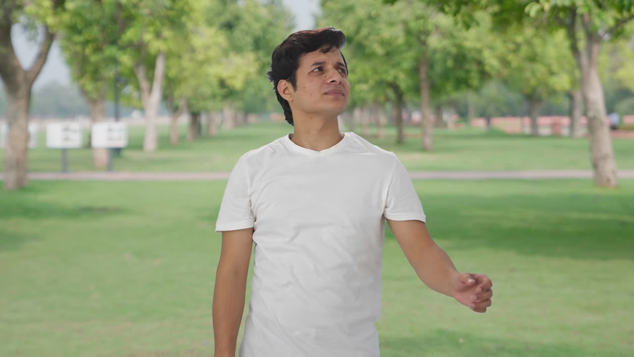 곤란한 인디언 남자가  ⁇ 벌을 날리고 있다