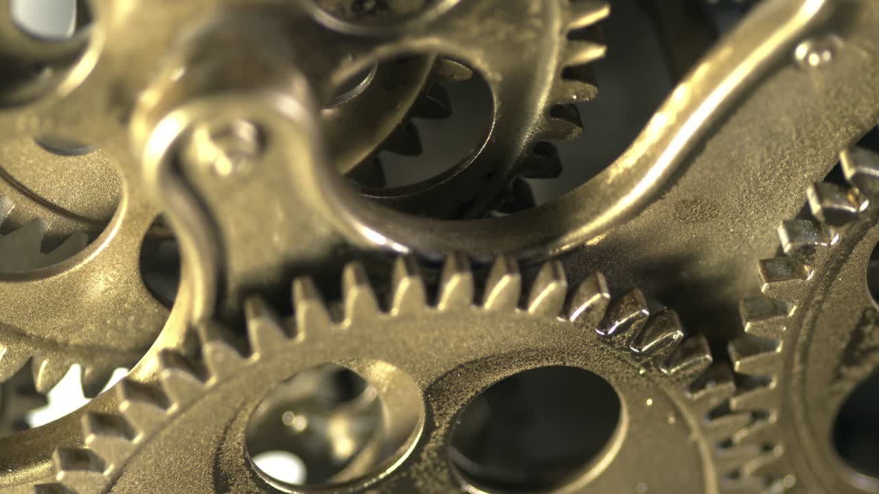 viejos engranajes metálicos girando en funcionamiento