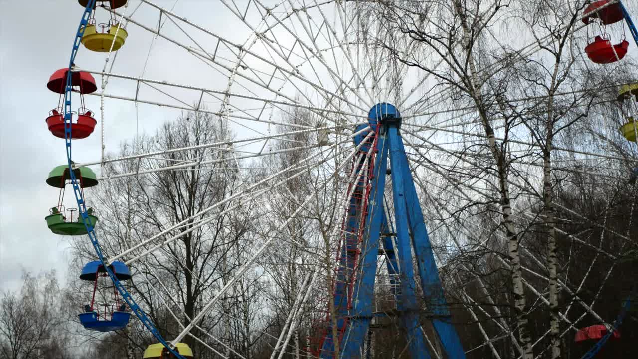 la rueda gigante girando en el parque - primer plano