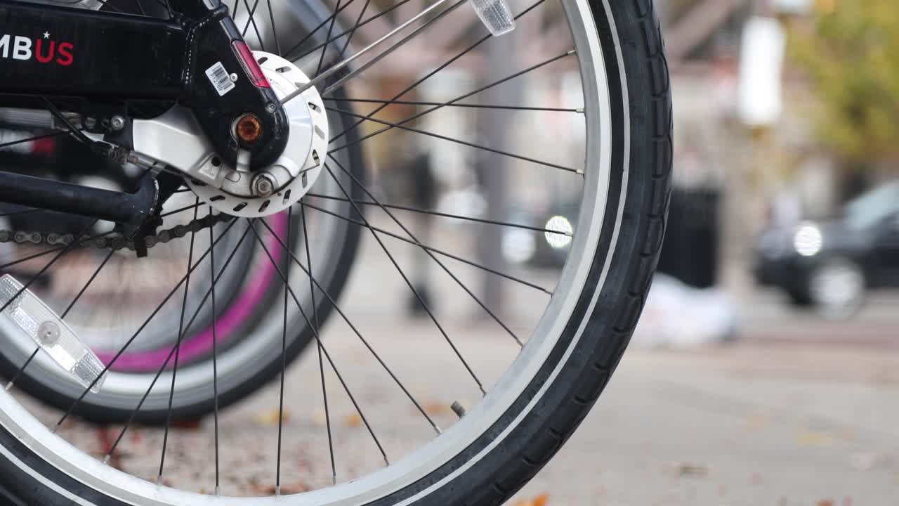 alquiler de bicicletas eléctricas y terminal en el centro de la ciudad urbana