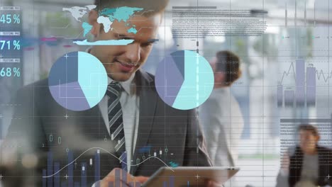 animación de la interfaz infográfica sobre el hombre caucásico usando tableta digital en la oficina.