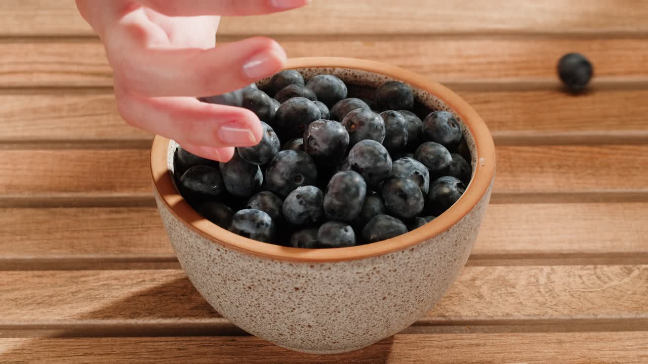 그에서 블루베리를 손으로 뽑는 것