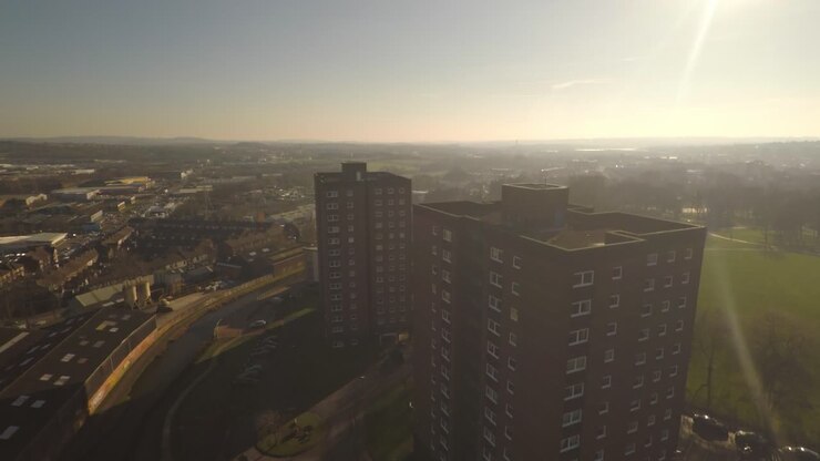 Vista aérea de edifícios altos, apartamentos construídos na cidade de Stoke on Trent para acomodar a população crescente, crise de habitação social, habitação para imigrantes