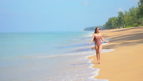 Hermosa-Mujer-Caminando-Sola-En-La-Aislada-Playa-Dorada-Tropical-Slomo