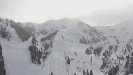 snowy mountain dolly down shot 4k aéreo en el lago tahoe