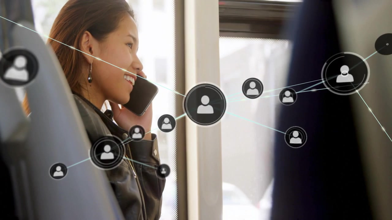 Video verticale: Donna che chiacchiera al telefono in treno, con giacca di pelle e orecchino, icone che appaiono