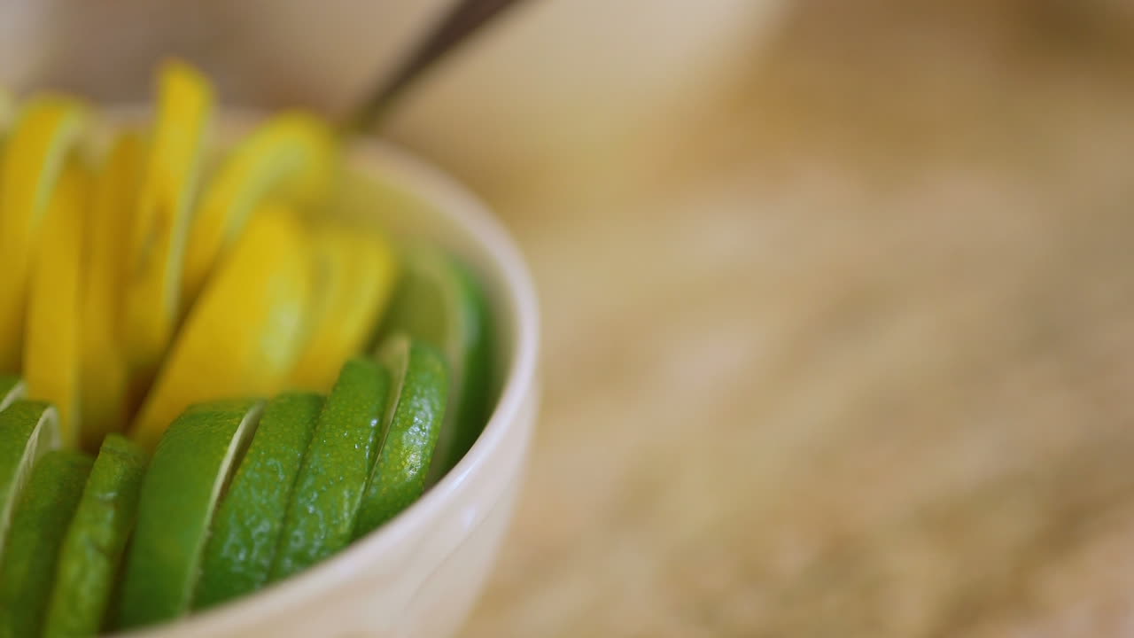 그릇에 다진 레몬과 라임 1