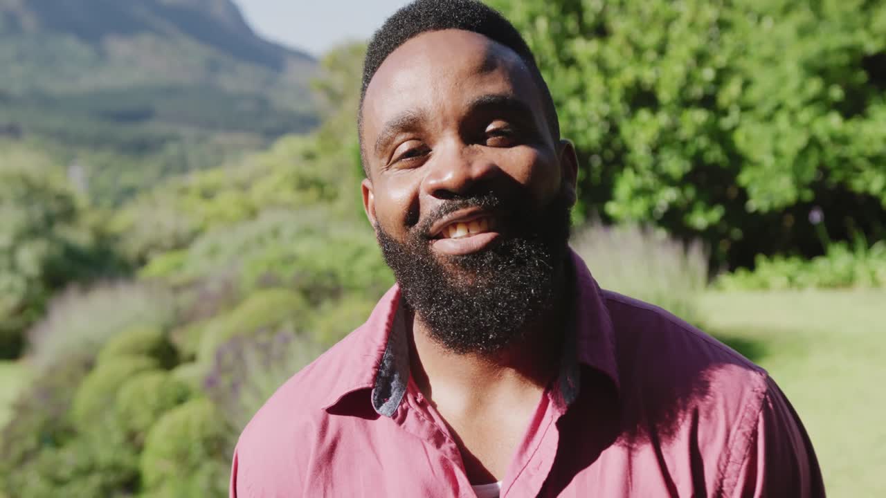 슬로우 모션으로 카메라를 보고 미소 짓는 행복한 아프리카계 미국인 남자의 초상화