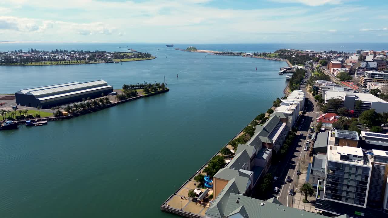 헌터 리버 채널 인 (hunter river channel inlet), 뉴캐슬 하버 (newcastle harbour), 호니수클 (honeysuckle wharf), 스턴 (stockton), 캐링턴 (carrington), nsw (new south wales)