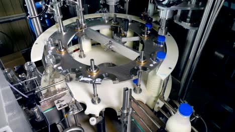 las botellas vacías entran en una máquina de llenar leche.