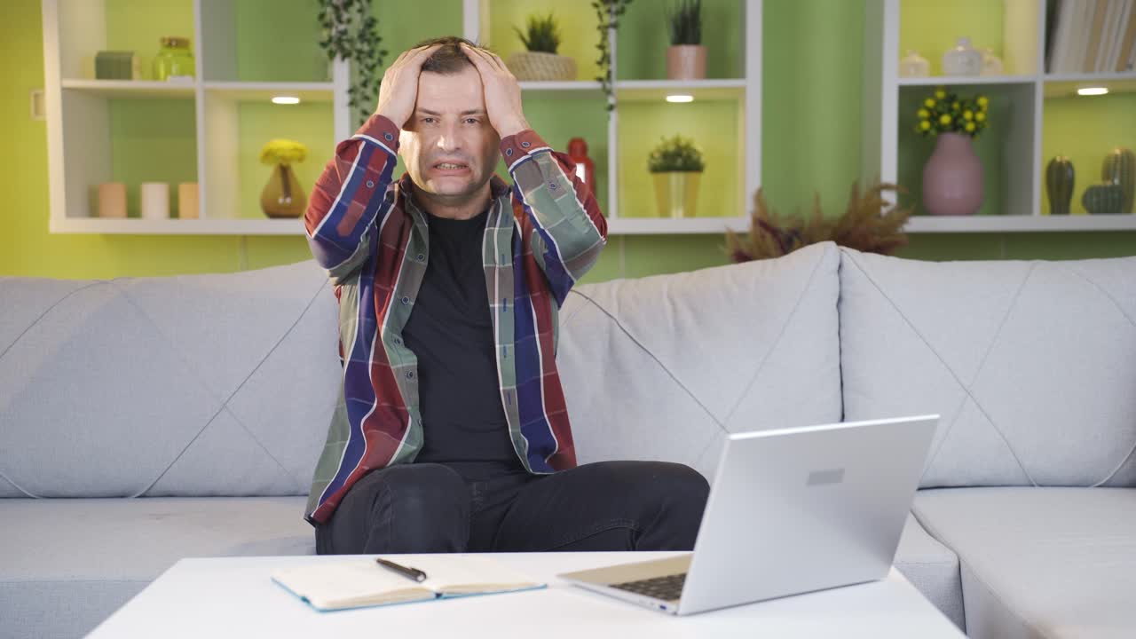 el hombre que se enojó a pesar de lo que vio en la computadora portátil y continuó su trabajo mostrando su enojo a la cámara.