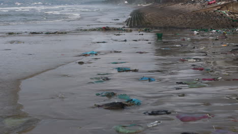 concepto de contaminación marina drone volar cerca de la basura plásticos residuos en una playa de arena salvar el concepto del planeta